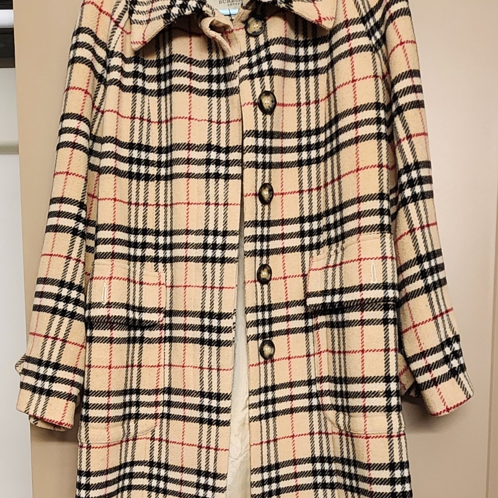 It Says Large But Runs MEDIUM / L Burberry Cream  Trench Coat with Timeless